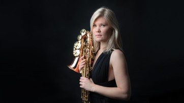 Femke In Donkere Achtergrond