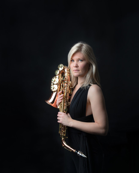 Femke In Donkere Achtergrond